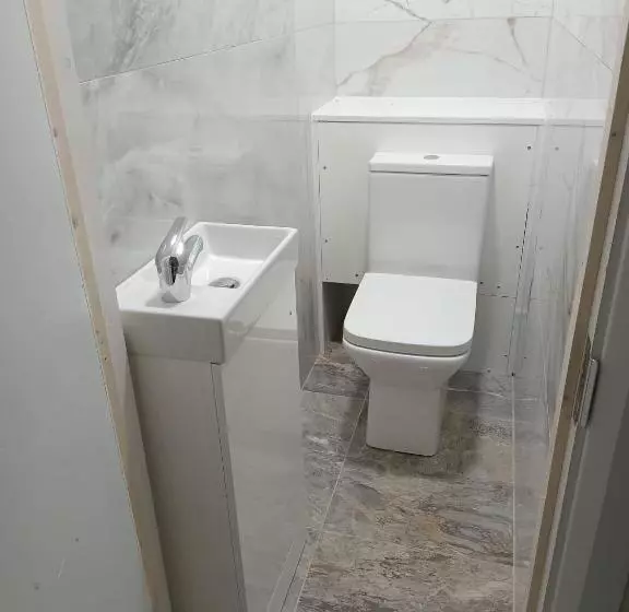 Majatalo Good Priced Double Bed Rooms In Harrow With Shared Bathrooms