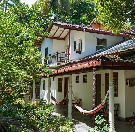 Pensjonat Surf Side Madiha Matara