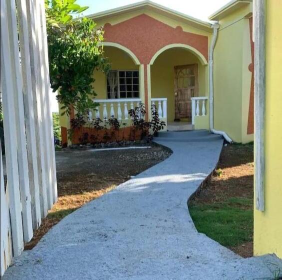 پانسیون Yaad Away From Yaad