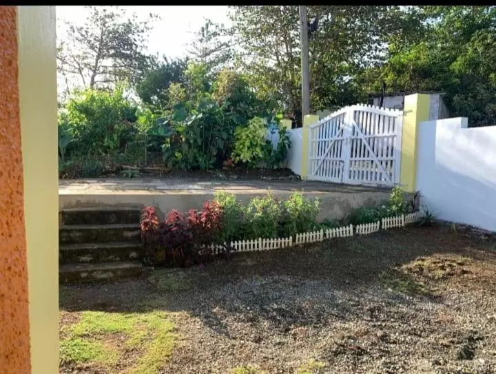 پانسیون Yaad Away From Yaad