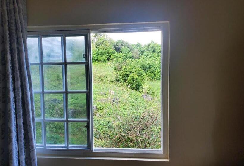 پانسیون Yaad Away From Yaad