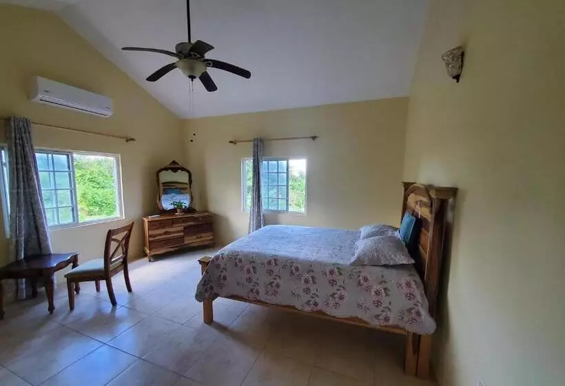 پانسیون Yaad Away From Yaad