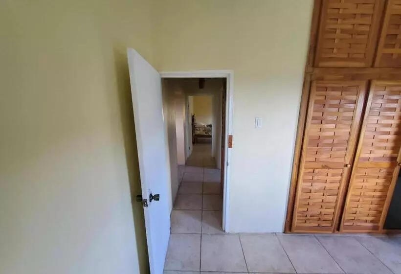 پانسیون Yaad Away From Yaad