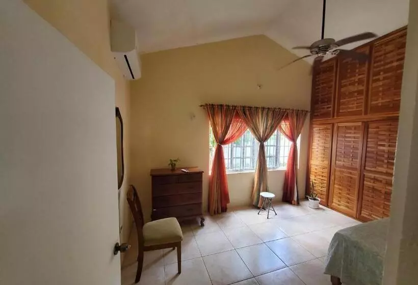 پانسیون Yaad Away From Yaad