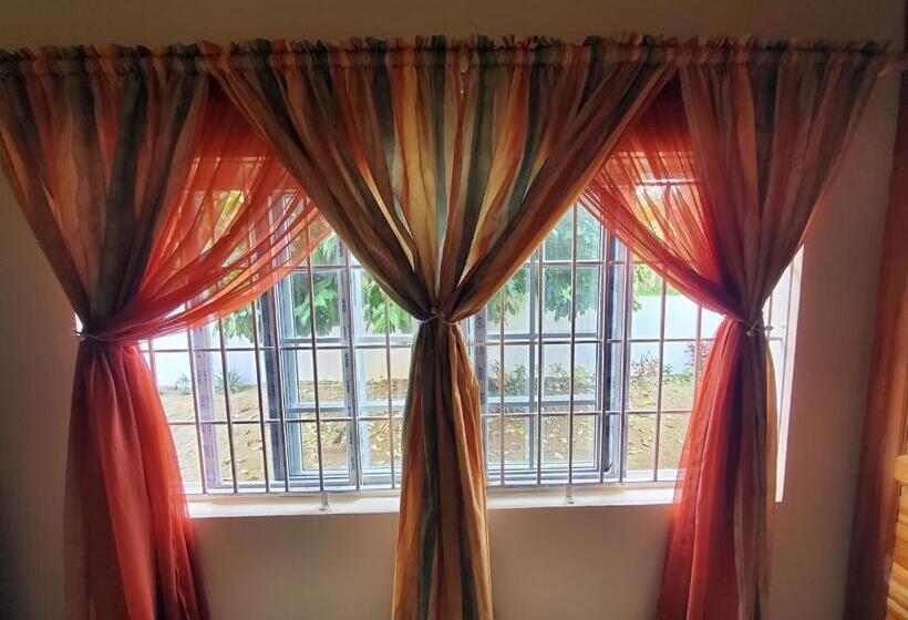 پانسیون Yaad Away From Yaad