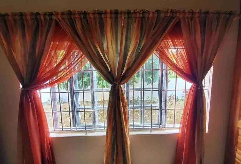 پانسیون Yaad Away From Yaad