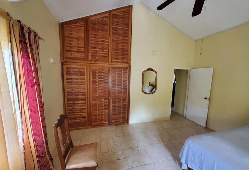 پانسیون Yaad Away From Yaad