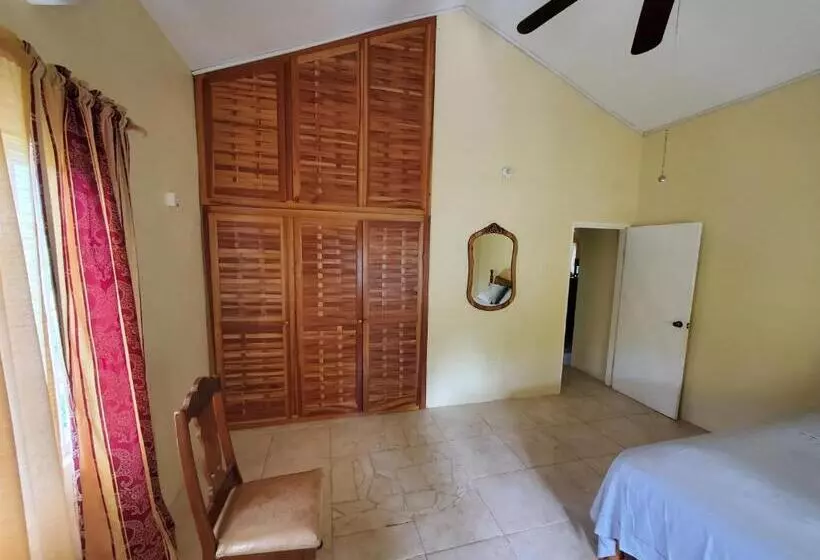 پانسیون Yaad Away From Yaad