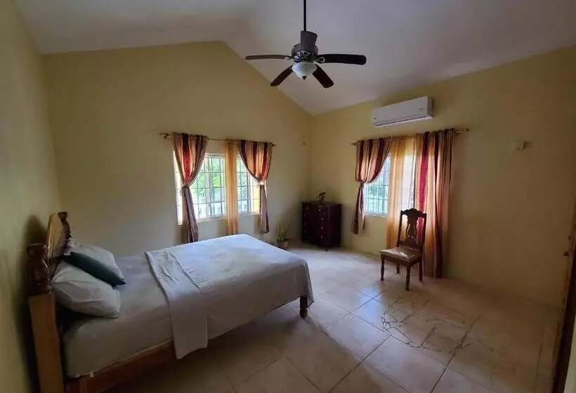 پانسیون Yaad Away From Yaad