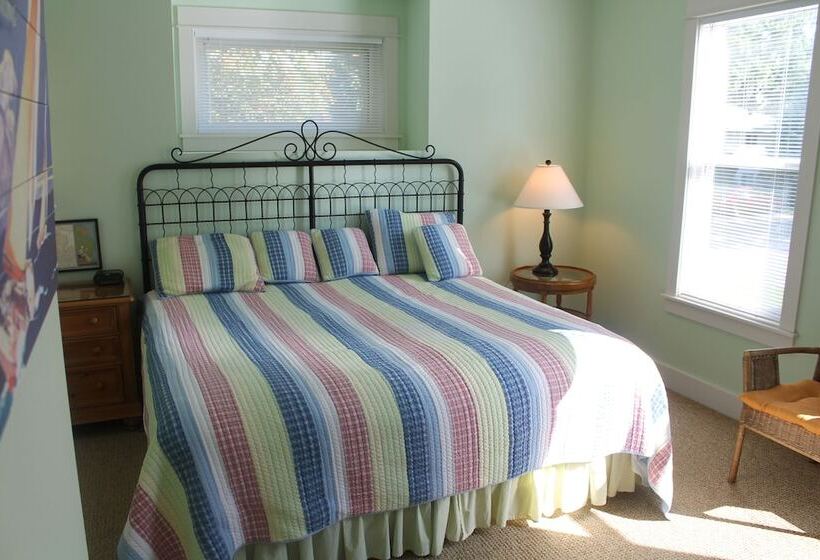 בית מלון כפרי Captain's Cottage Suites