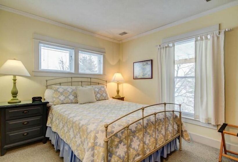 בית מלון כפרי Captain's Cottage Suites