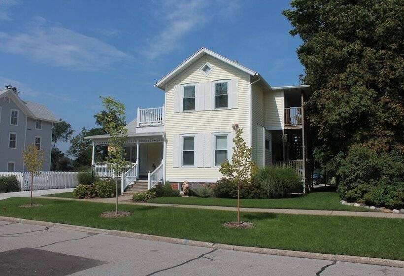 בית מלון כפרי Captain's Cottage Suites