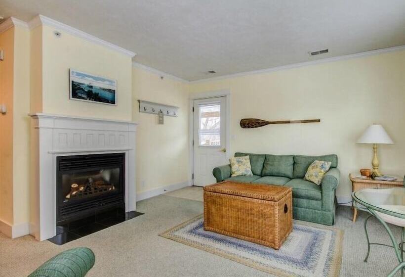 בית מלון כפרי Captain's Cottage Suites