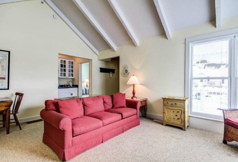 בית מלון כפרי Captain's Cottage Suites