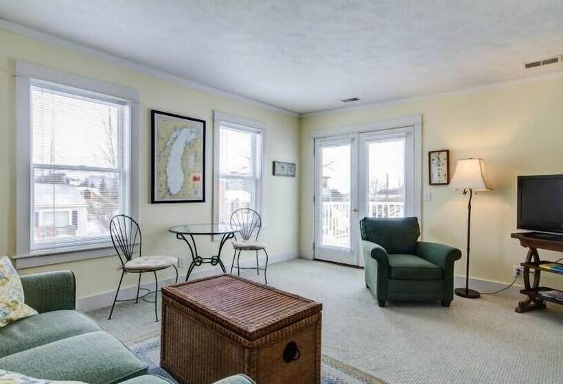 בית מלון כפרי Captain's Cottage Suites