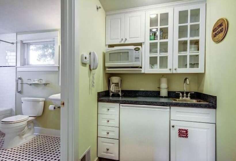 בית מלון כפרי Captain's Cottage Suites