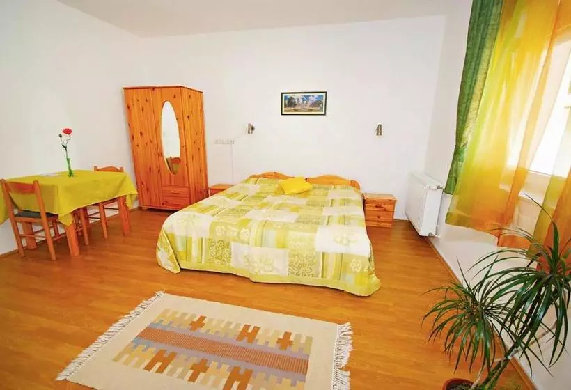 هتل Humgaria Apartmanhaz