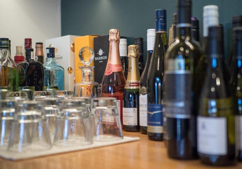 Отель Huntaway Lodge