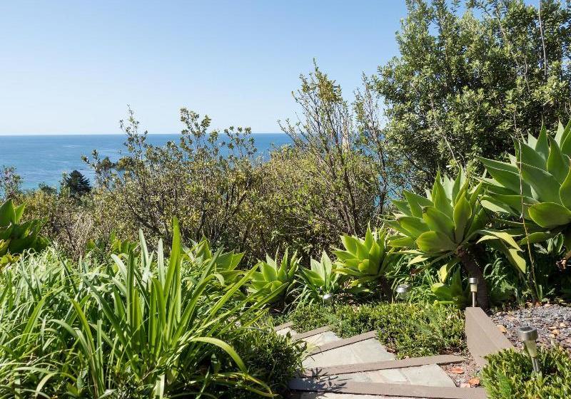 Отель Huntaway Lodge