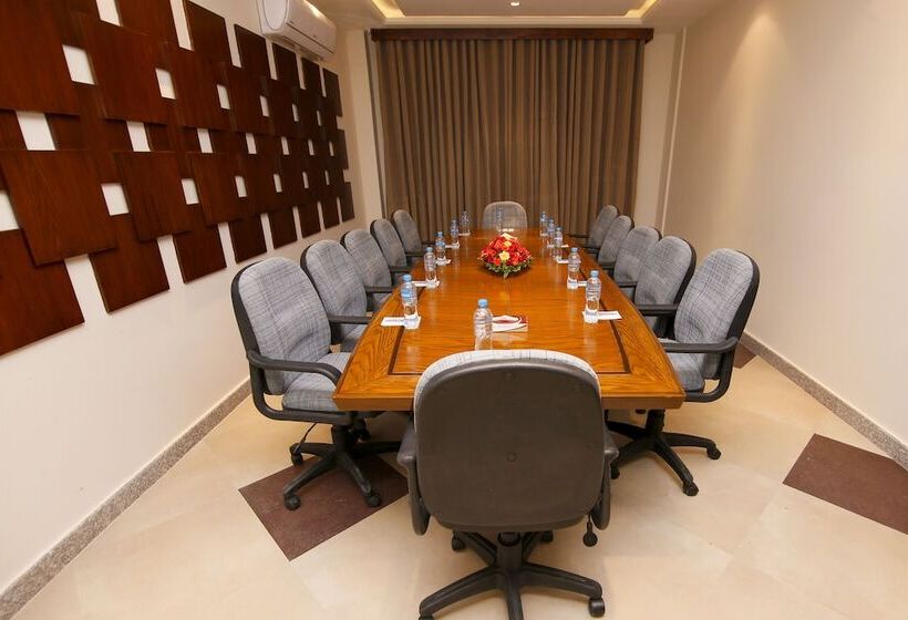 هتل One Rahim Yar Khan Club Road