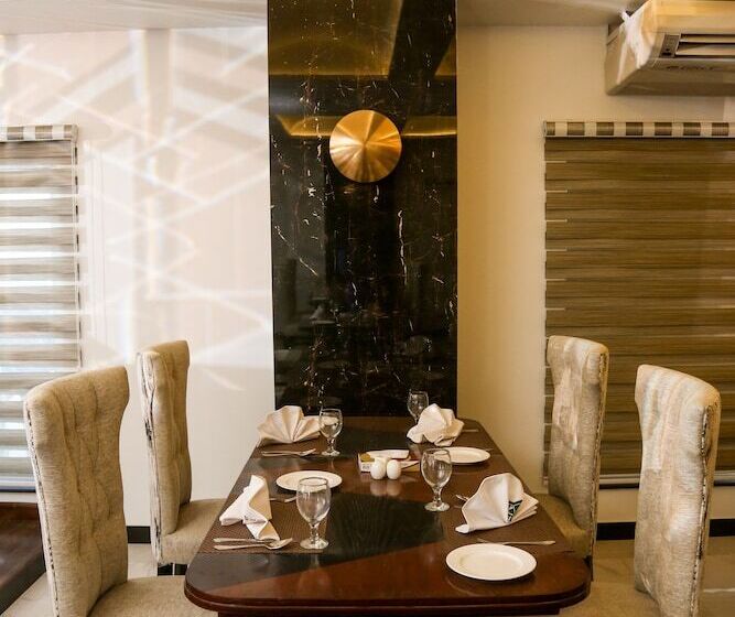 هتل One Rahim Yar Khan Club Road