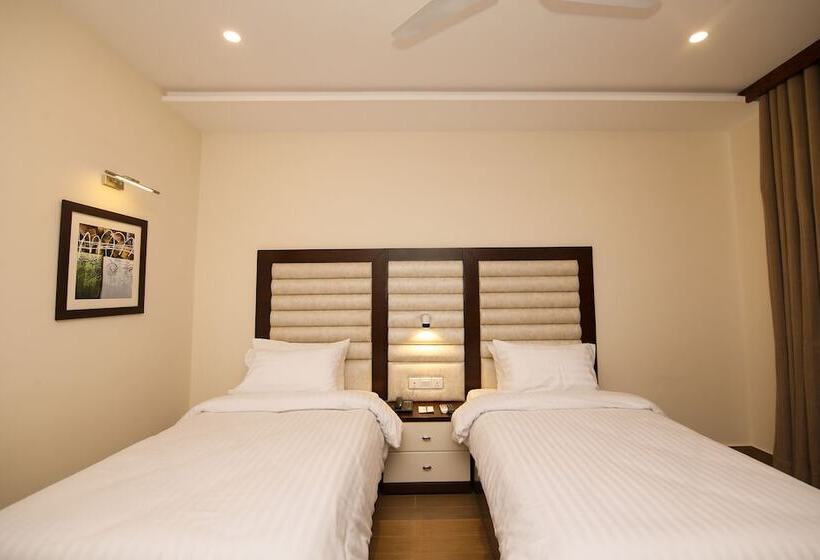 هتل One Rahim Yar Khan Club Road