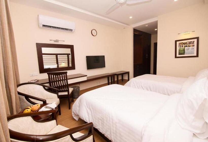 هتل One Rahim Yar Khan Club Road