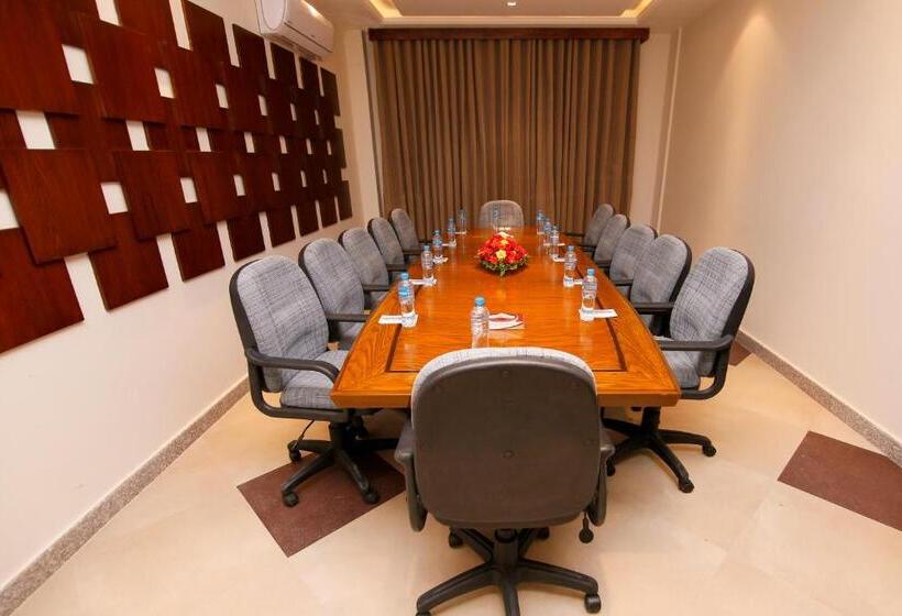 هتل One Rahim Yar Khan Club Road