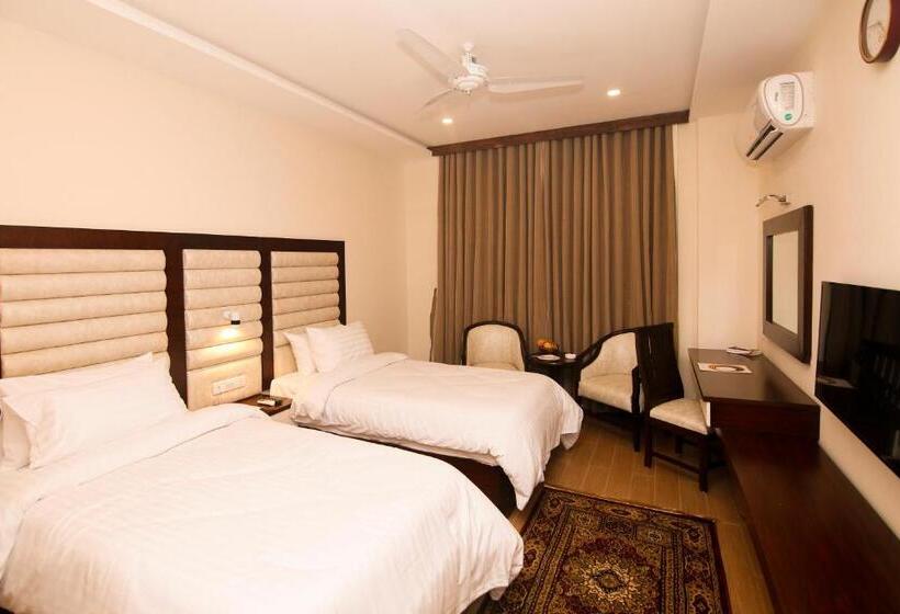 هتل One Rahim Yar Khan Club Road