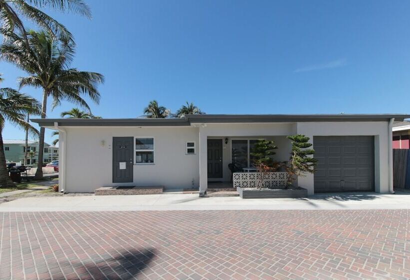 Отель The Dolphin Hollywood