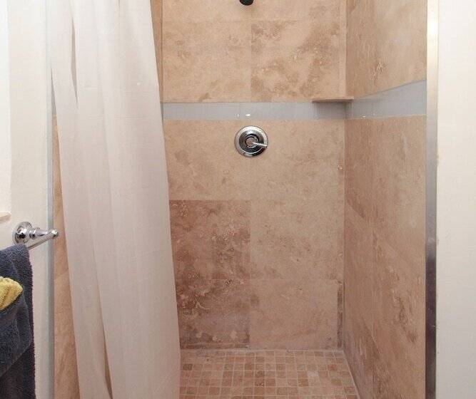 Отель The Dolphin Hollywood