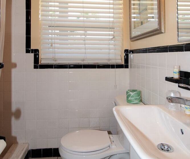 Отель The Dolphin Hollywood