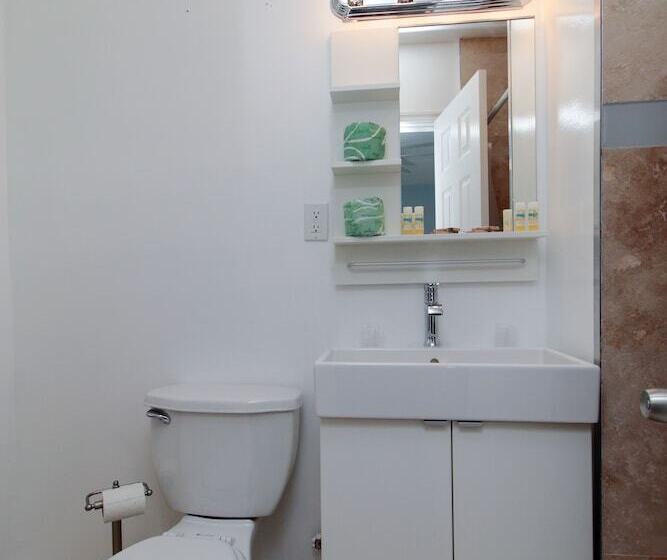 Отель The Dolphin Hollywood