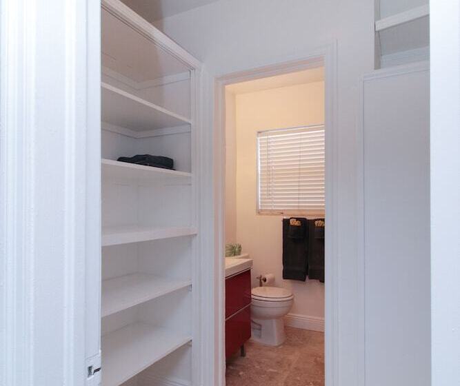 Отель The Dolphin Hollywood