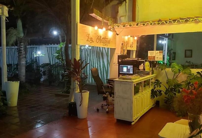 ホテル La Antigua
