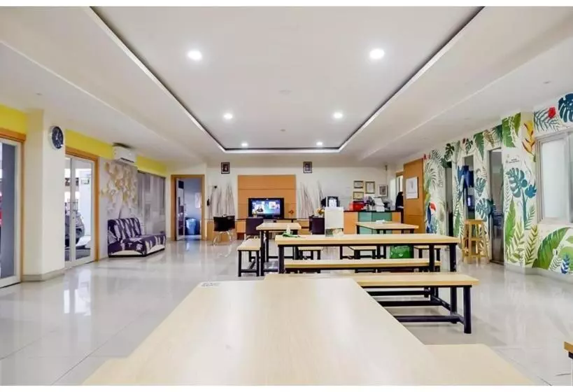 Hotelli Oyo 93383 Wisma Kencana Puteri