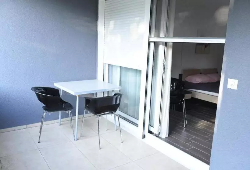 پانسیون Apartmani Sutomore Tri Palme