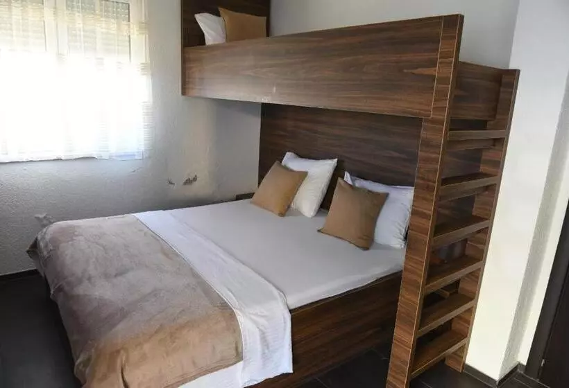 پانسیون Apartmani Sutomore Tri Palme