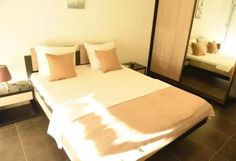 پانسیون Apartmani Sutomore Tri Palme