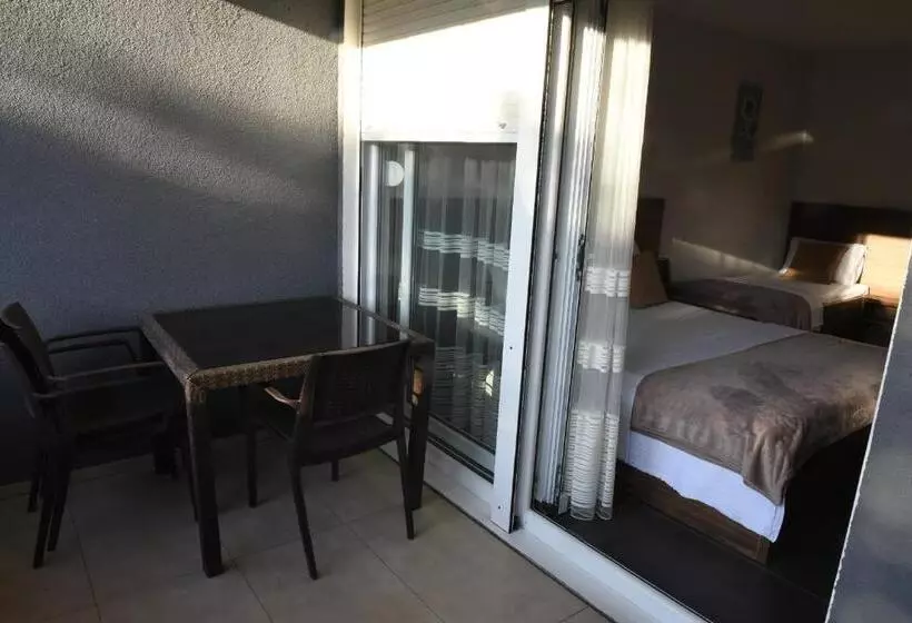 پانسیون Apartmani Sutomore Tri Palme