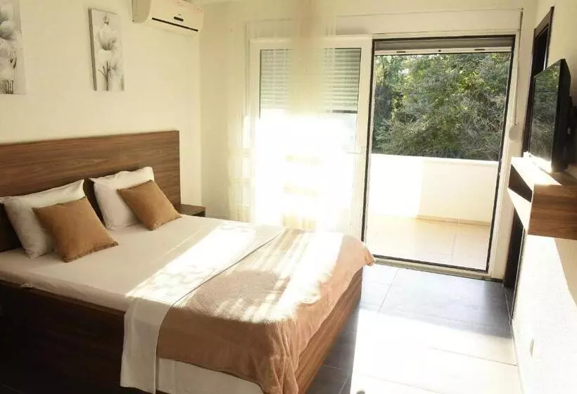 پانسیون Apartmani Sutomore Tri Palme