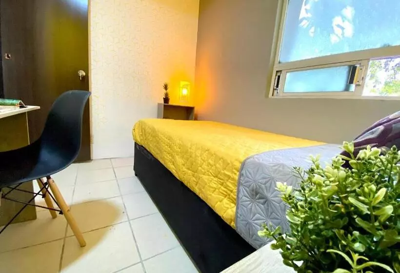 پانسیون Roomies Hostel   Santa Maria La Ribera