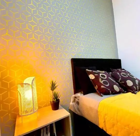 پانسیون Roomies Hostel   Santa Maria La Ribera