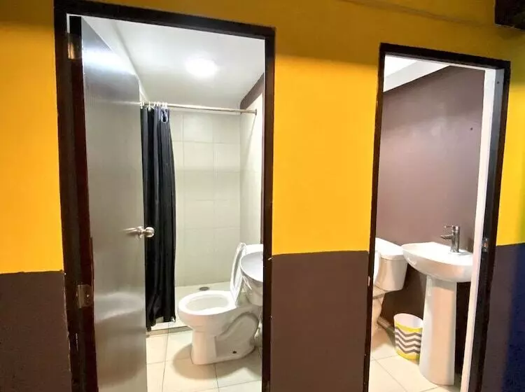 پانسیون Roomies Hostel   Santa Maria La Ribera