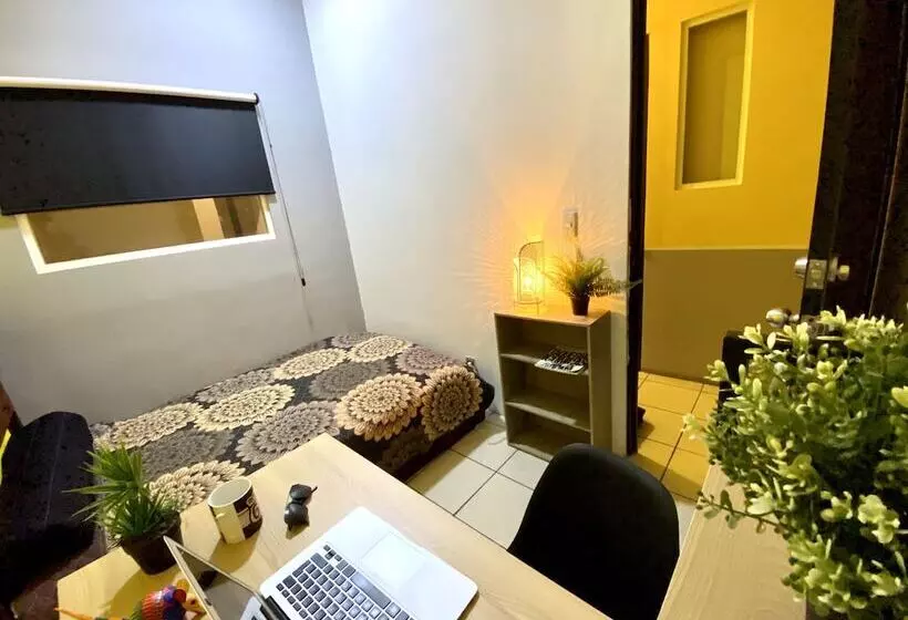 پانسیون Roomies Hostel   Santa Maria La Ribera