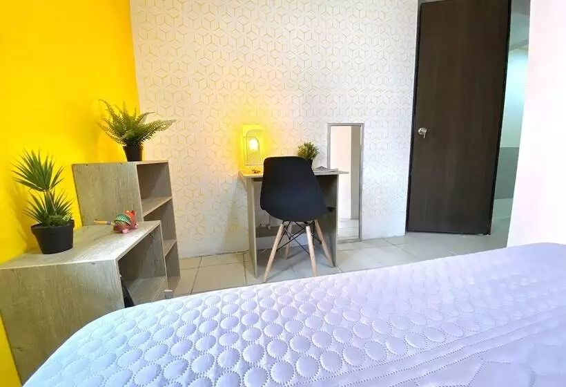 پانسیون Roomies Hostel   Santa Maria La Ribera