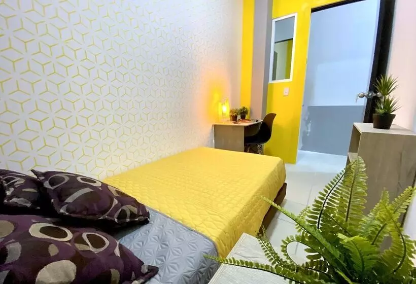 پانسیون Roomies Hostel   Santa Maria La Ribera