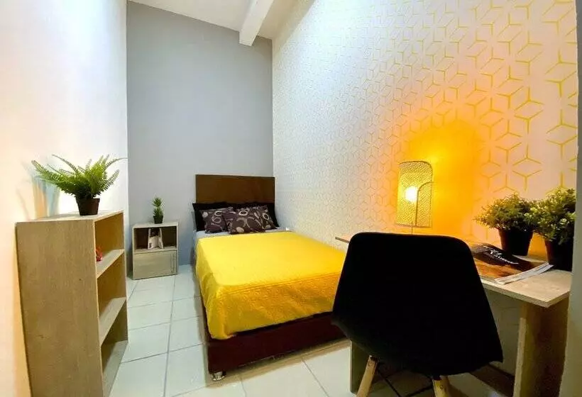 پانسیون Roomies Hostel   Santa Maria La Ribera