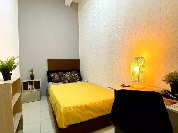 پانسیون Roomies Hostel   Santa Maria La Ribera