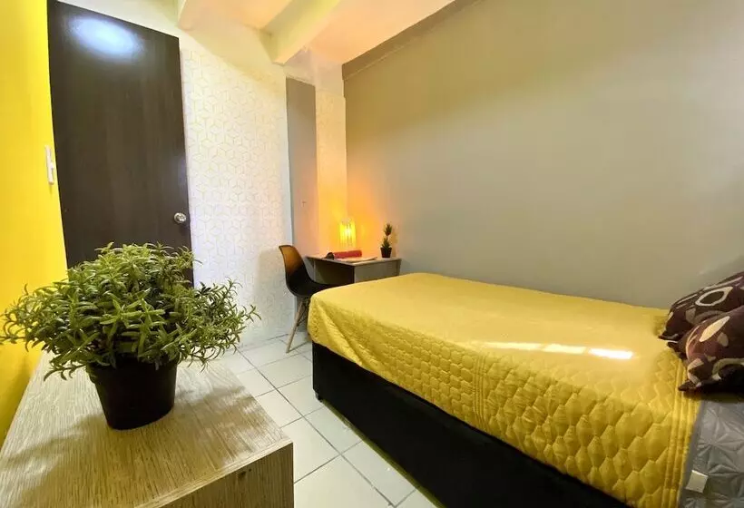 پانسیون Roomies Hostel   Santa Maria La Ribera